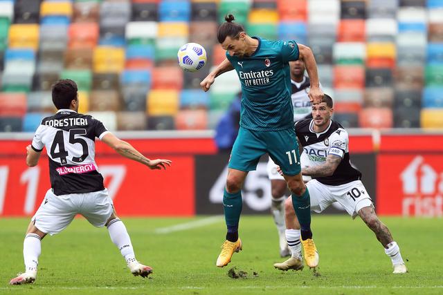 巴黎vs拜仁球迷挂出横幅：滚蛋，财阀纳赛尔！