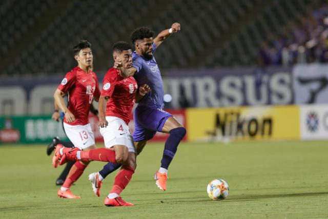 王哲林31+15特林布尔29+10 上海险胜青岛